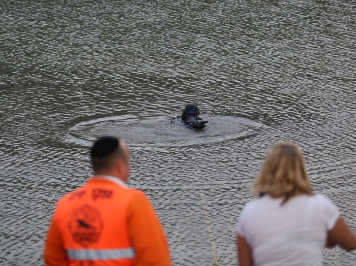 עדי על החוף בתפקיד ה-TENDER